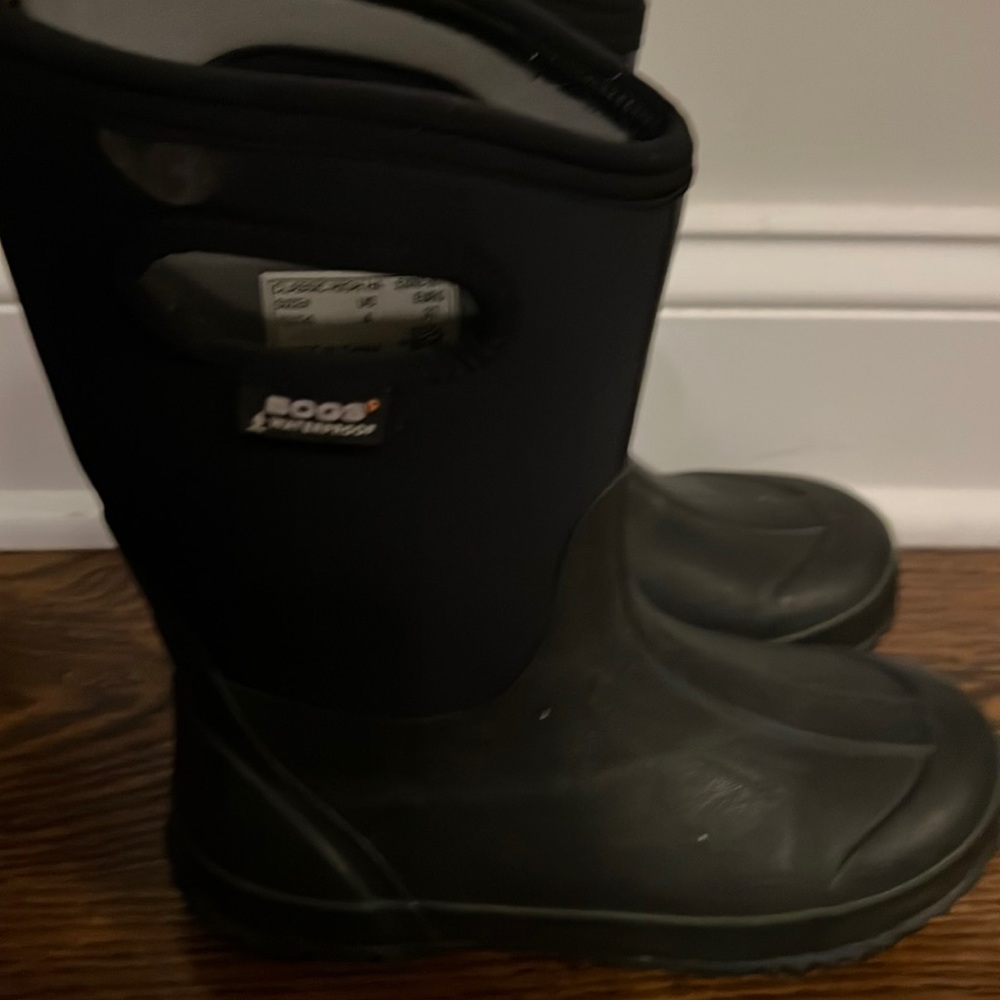 Black bag, winter boots, size 4